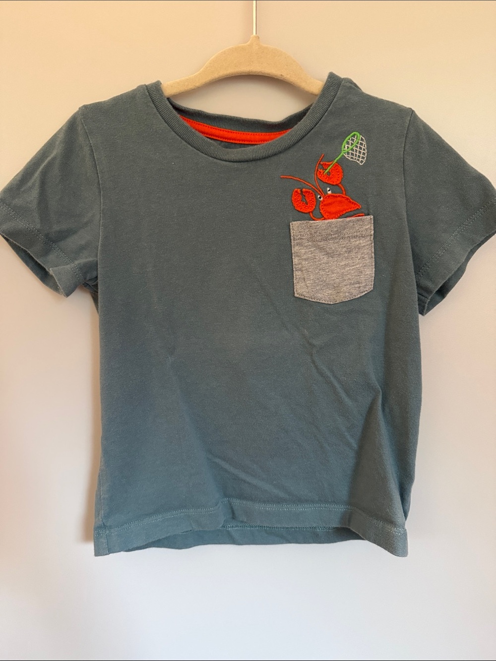 Baby Boden Short Sleeve Tee in Slate with Red lobster Patch